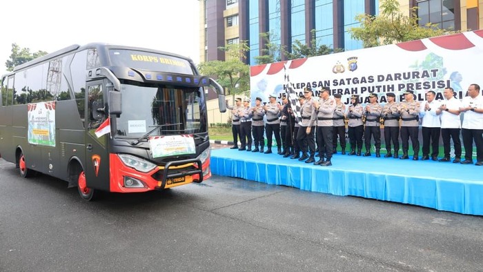 Wakapolda Riau Brigjen Hengki Haryadi melepas 120 personel Satgas Darurat Jembatan untuk pembangunan jembatan tahap II, Rabu (15/4/2026).
