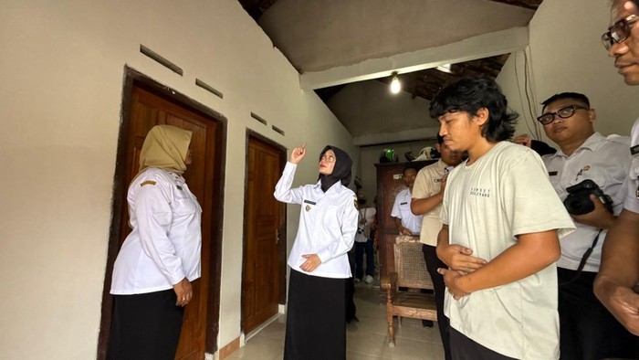 Wali Kota Kediri Vinanda Prameswati (tengah)