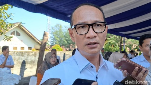 Wali Kota Mataram Mohan Roliskana saat diwawancarai di Mataram, Rabu (15/4/2026).