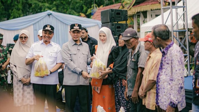Wali Kota Pekanbaru saat distribusi Bantuan dan Cek Kesehatan didampingi Wawako Markarius Anwar (Dok Pemko Pekanbaru)