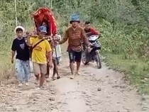 Pemkab Polman Sulit Benahi Jalan Rusak Biang Warga Sakit Ditandu ke Puskesmas