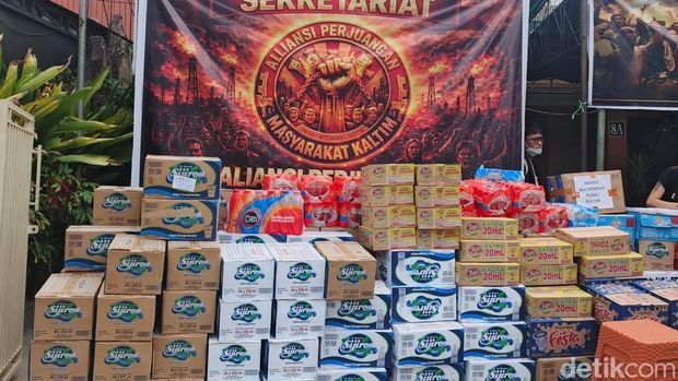 Warga Kaltim mendirikan posko untuk menampung bantuan logistik guna mendukung aksi demo 21 April 2026 di Samarinda.