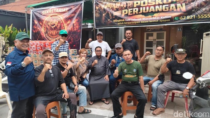 Warga Kaltim mendirikan posko untuk menampung bantuan logistik guna mendukung aksi demo 21 April 2026.