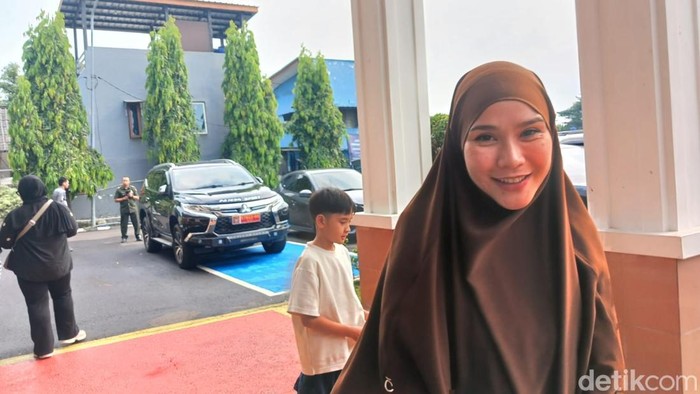 Zaskia Adya Mecca dampingi anak jadi saksi di pengadilan.