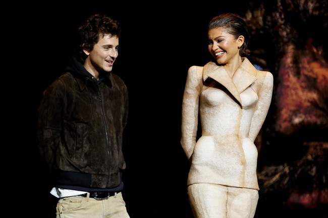 Jaket berwarna beige dengan kerah oversized dipadu rok pensil mengaksentuasi tubuh ramping Zendaya. Foto: REUTERS/Caroline Brehman