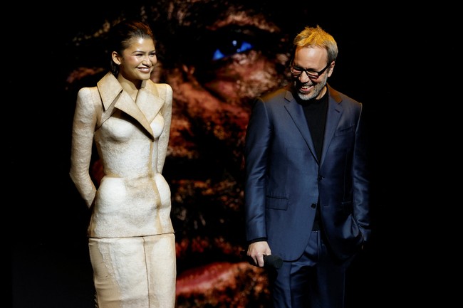 Pointy heels nude melengkapi gaya Zendaya yang selalu tampil total di red carpet. Makeup pun dikreasikan dalam nuansa nude-cokelat, sesuai tema Dune, yang identik dengan palet hangat dan netral. Foto: REUTERS/Caroline Brehman