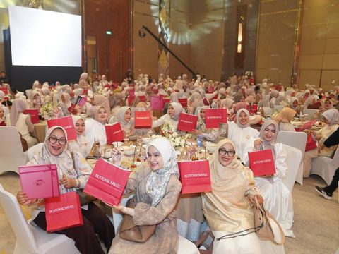 10 Tahun Buttonscarves Rayakan 10 tahun, Linda Anggrea cerita awal Buttonscarves dari mimpi kecil. Kini jadi brand hijab global, kunci suksesnya ada pada cerita dan dukungan komunitas.
