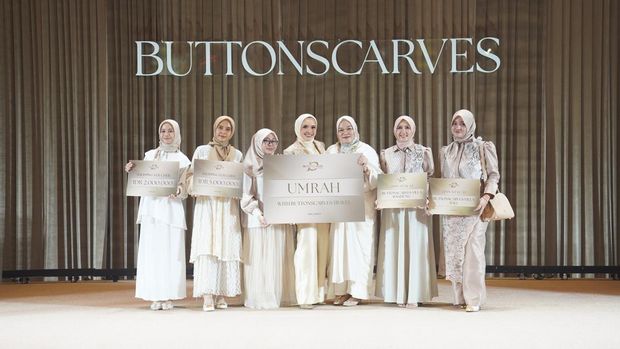 10 Tahun Buttonscarves Rayakan 10 tahun, Linda Anggrea cerita awal Buttonscarves dari mimpi kecil. Kini jadi brand hijab global, kunci suksesnya ada pada cerita dan dukungan komunitas.