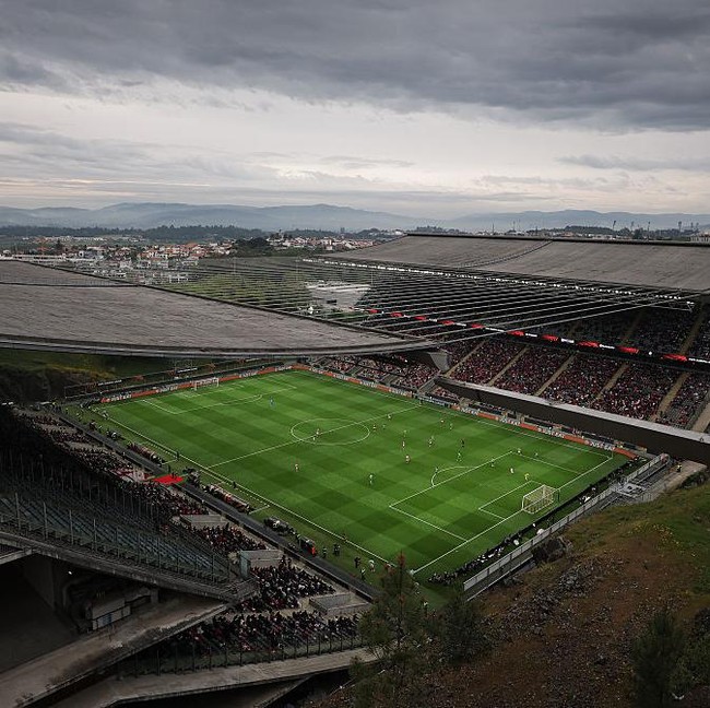 Unik Banget! Stadion Ini Setengah Gunung, Setengah Beton