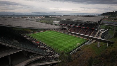 Unik Banget! Stadion Ini Setengah Gunung, Setengah Beton