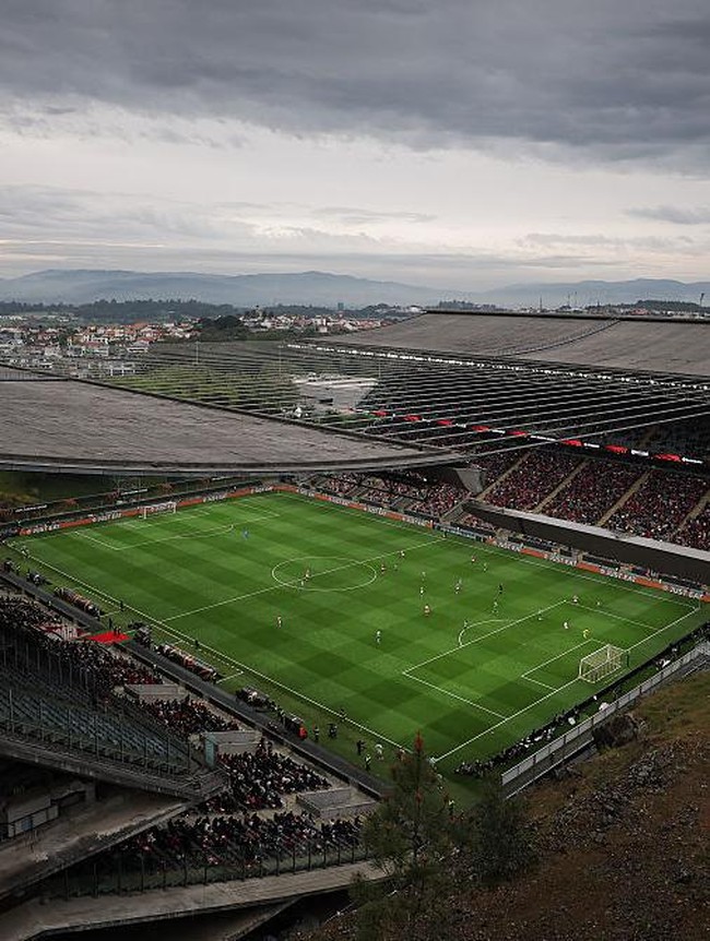 Unik Banget! Stadion Ini Setengah Gunung, Setengah Beton