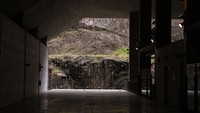 Souto sengaja menyisakan sisa-sisa galian tambang di sekitar Stadion Braga yang memberikan kesan alami. Desain tersebut menjadikan stadion ini salah satu yang terunik di Benua Biru. Foto: UEFA via Getty Images/Alex Pantling - UEFA