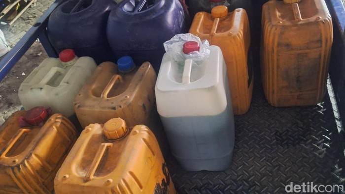 500 liter BBM subsidi, baik jenis Solar maupun Pertalite yang diamankan polisi sebagai barang bukti.