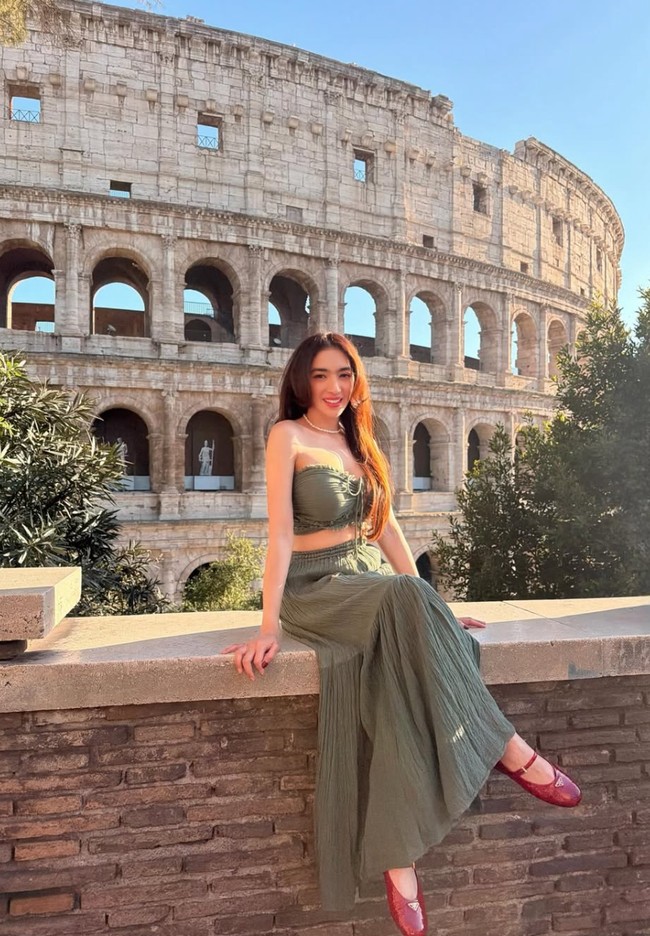Penampilan Angel Karamoy selalu berhasil mencuri atensi. Selama liburan di Roma, ibu 2 anak itu kembali memamerkan gayanya yang stylish. Foto: Instagram/@realangelkaramoy