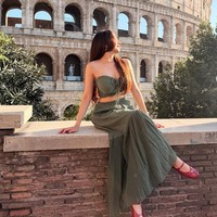 Di salah satu momen Angel tampak mengenakan setelan berwarna olive green. Strapless crop top berpadu rok panjang flowy membuat penampilan Angel terlihat feminin. Ia juga memadukannya dengan sepasang flat shoes merah dan kalung choker mutiara. Foto: Instagram/@realangelkaramoy