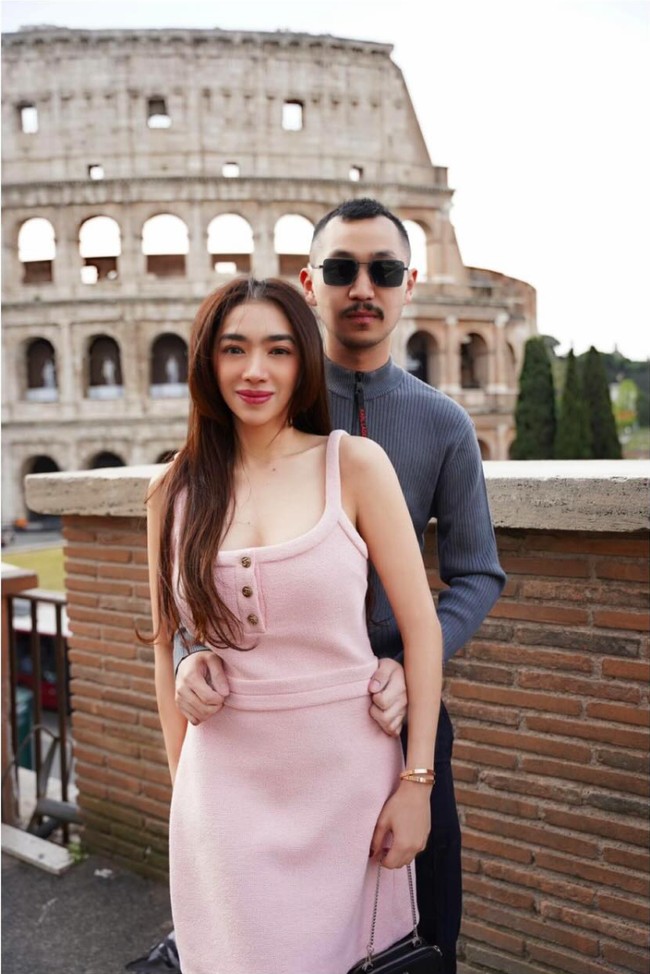 Sempat umumkan putus, Angel kembali memamerkan kemesraannya dengan Gusti Ega. Were back in Rome, tulis Angel dalam keterangan unggahannya. Foto: Instagram/@realangelkaramoy