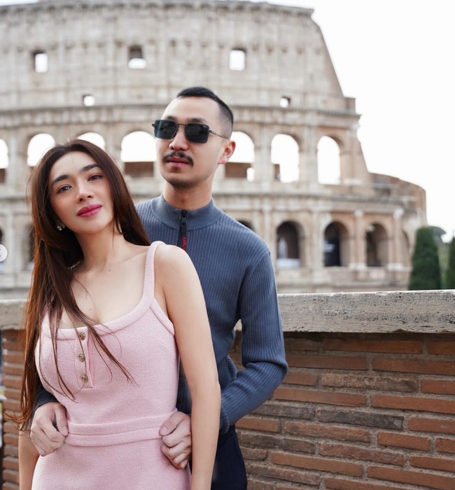 Pose mesra, terlihat Gusti Ega yang merangkul pinggul Angel dari belakang. Foto: Instagram/@realangelkaramoy