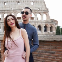 Pose mesra, terlihat Gusti Ega yang merangkul pinggul Angel dari belakang. Foto: Instagram/@realangelkaramoy