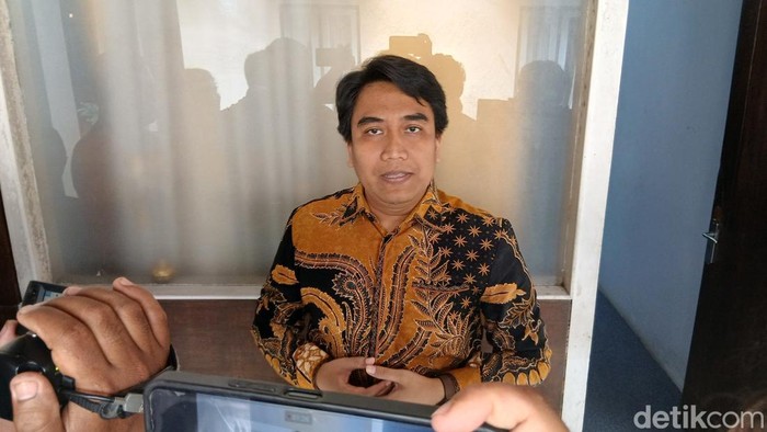 Anggota DPRD Komisi D, Achlif Nugroho Widi Utomo memberikan keterangan saat ditemui di depan ruang DPRD Komisi D.