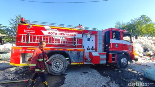 Salah satu armada Damkar Denpasar.