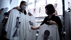 Antusiasme penggemar juga terlihat dari ramainya pembelian merchandise resmi grup tersebut. REUTERS/Issei Kato  