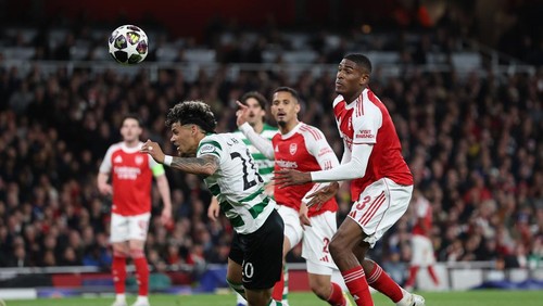 LONDON, ENGLAND - APRIL 15: Maximiliano Araujo of Sporting Clube de Portugal is challenged by Cristhian Mosquera of Arsenal during the UEFA Champions League 2025/26 Quarter-Final Second Leg match between Arsenal FC and Sporting Clube de Portugal at Arsenal Stadium on April 15, 2026 in London, England. (Photo by Justin Setterfield/Getty Images)