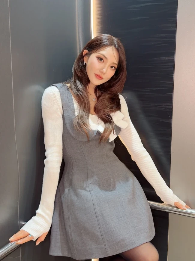 Dalam foto, wanita tersebut memang di-styling dengan gaya lebih muda, termasuk makeup dan dress mini kekinian.  Foto: Instagram @bada0228