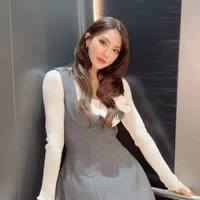 Dalam foto, wanita tersebut memang di-styling dengan gaya lebih muda, termasuk makeup dan dress mini kekinian.  Foto: Instagram @bada0228