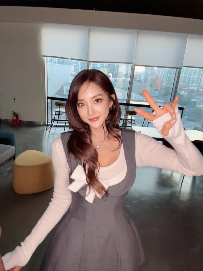 Bada yang dikenal sebagai vokalis bersuara emas lewat grup S.E.S membagikan gaya manisnya mengenakan dress abu-abu. Namun penampilan wajah wanita 46 tahun itu lah yang jadi perhatian. Foto: Instagram @bada0228