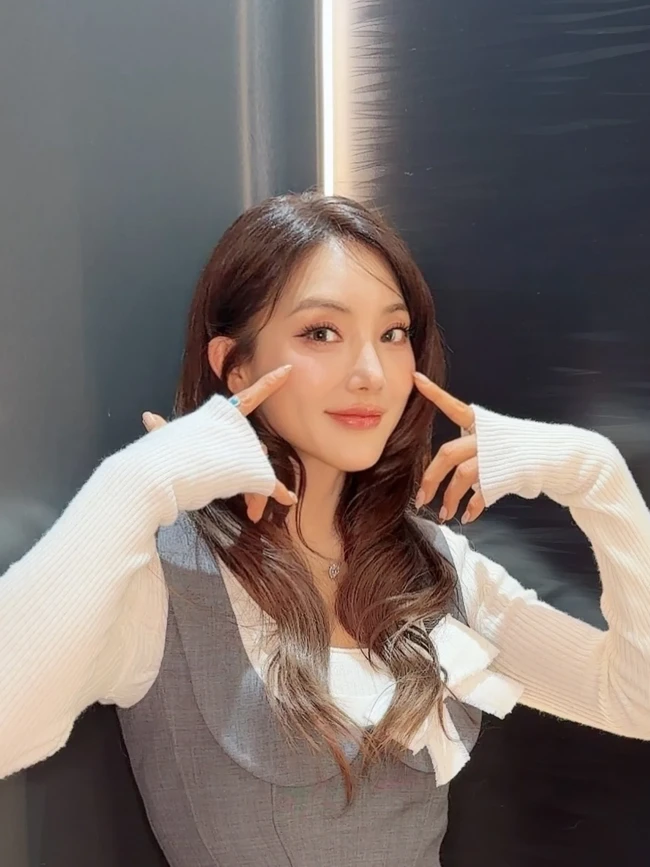 Postingan Bada di Instagram baru-baru menuai sorotan netizen. Penampilan terbarunya dianggap bikin pangling karena terlihat jauh lebih muda.Foto: Instagram @bada0228