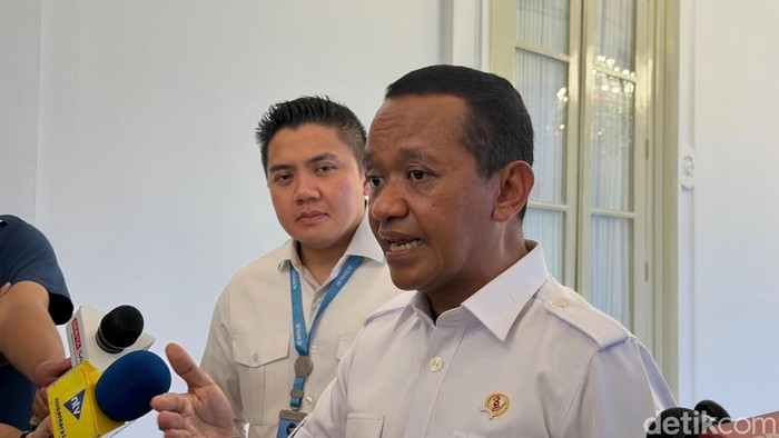 Seskab Teddy Indra Wijaya bersama Menteri ESDM Bahlil Lahadalia di Kompleks Istana Kepresidenan, Jakarta, Kamis (16/4/2026)