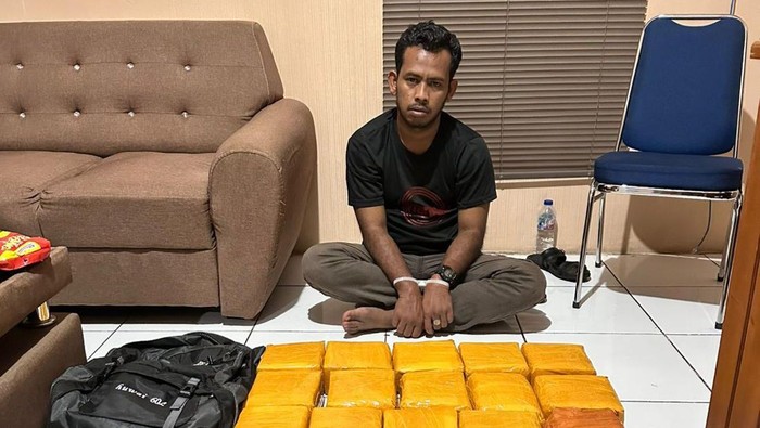 Bareskrim Polri menangkap kurir narkoba jaringan Malaysia di Bengkalis, Riau dengan barang bukti 21,9 kg sabu.