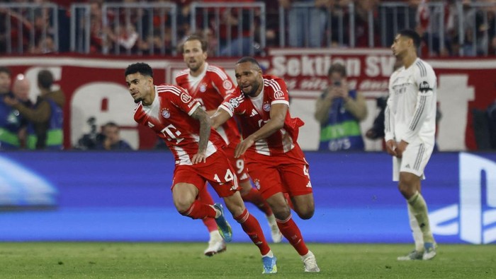 Soccer Football - UEFA Champions League - Quarter Final - Second Leg - Bayern Munich v Real Madrid - Allianz Arena, Munich, Germany - April 15, 2026 Bayern Munichs Luis Diaz celebrates scoring their third goal with teammates REUTERS/Michaela Stache
