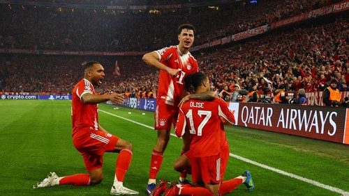 Soccer Football - UEFA Champions League - Quarter Final - Second Leg - Bayern Munich v Real Madrid - Allianz Arena, Munich, Germany - April 15, 2026 Bayern Munichs Michael Olise celebrates scoring their fourth goal with teammates REUTERS/Kai Pfaffenbach