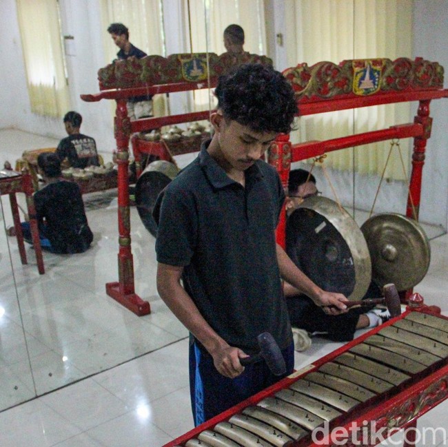 Belajar Budaya Betawi, Puluhan Siswa Ikuti Pelatihan Gambang Kromong