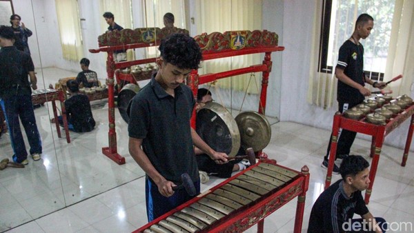 Belajar Budaya Betawi, Puluhan Siswa Ikuti Pelatihan Gambang Kromong