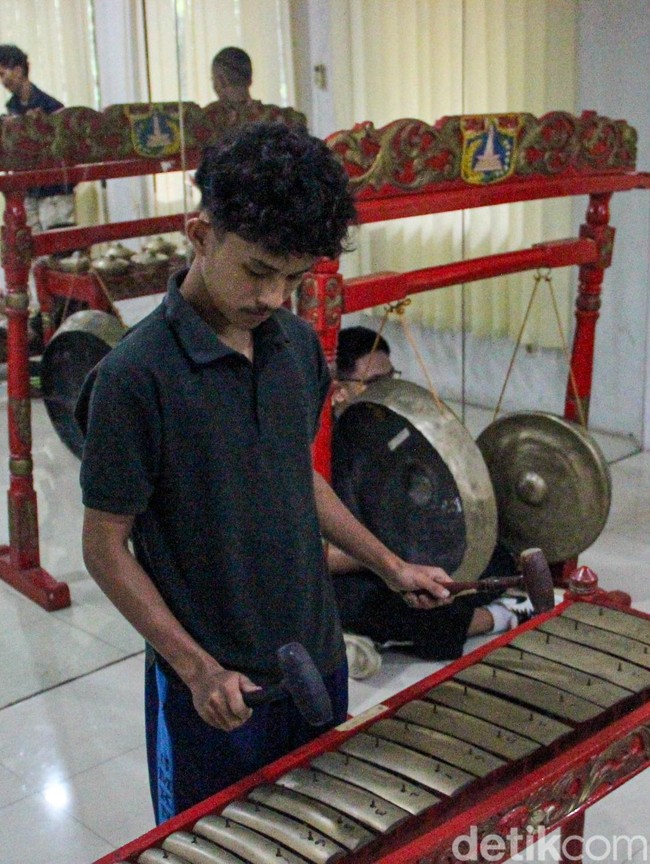 Belajar Budaya Betawi, Puluhan Siswa Ikuti Pelatihan Gambang Kromong