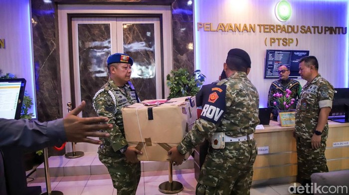 Oditur Militer Kolonel (Chk) Andri Wijaya dan Hakim Ketua Kolonel (Chk) Fredy Ferdian Isnartanto menyerahkan berkas kasus penyiraman air keras aktivis Kontras Andrie Yunus, di Pengadilan Militer II - 08, Penggilingan, Jakarta Timur, Kamis (16/4/2026)