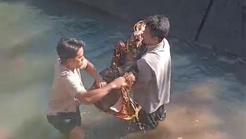 Proses evakuasi mayat Arka Anggara (6) di saluran air Dusun Sedau Kondang, Desa Sedau, Kecamatan Narmada, Lombok Barat, Kamis (16/4/2026). (Dok. Polsek Narmada)