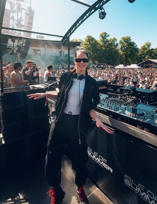 DJ asal Slovenia, Brina Knauss digosipkan sebagai anak rahasia Melania Trump dari hasil hubungan dengan pengusaha Italia Paolo Zampolli. Foto: dok. Instagram Brina Knauss