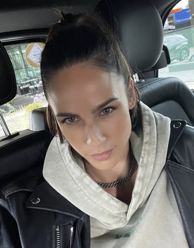 “Secara pribadi, bagi saya, cara saya DJ juga merupakan cara saya mengekspresikan diri dan mencerminkan pandangan hidup saya. Saya memprioritaskan emosi dan vibe dalam set saya dan dalam hidup,” ujarnya. Foto: dok. Instagram Brina Knauss