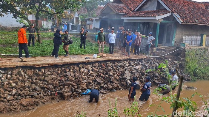 Bupati Bandung Dadang Supriatna saat meninjau Sungai Cibanjaran, Banjaran, Kabupaten Bandung, Kamis (16/4/2026).