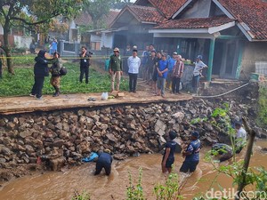 Bupati Bandung Tinjau Area Ambruk di Sungai Cibanjaran