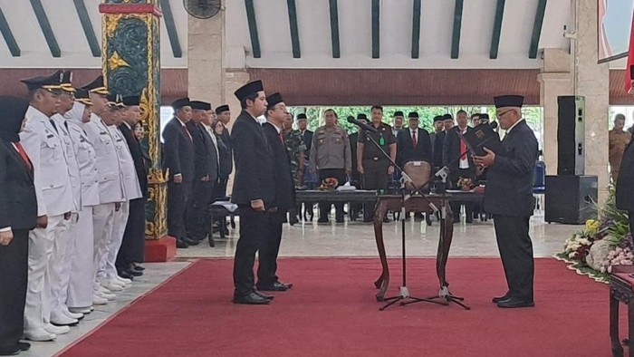 Bupati Malang Sanusi melantik anak kandungnya sebagai Kepala Dinas Lingkungan Hidup.