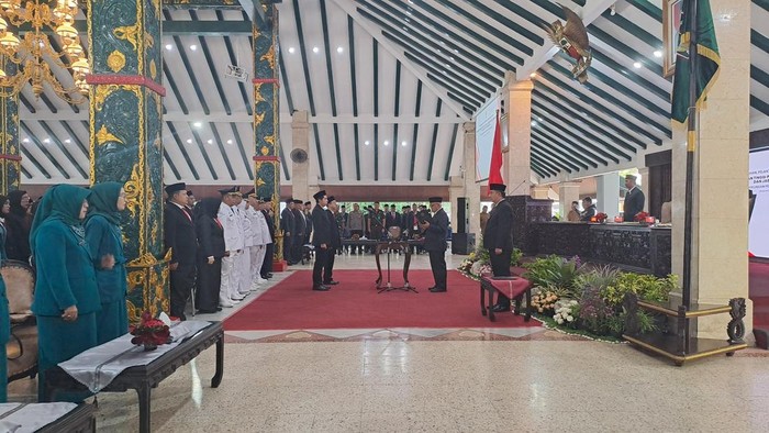 Bupati Malang Sanusi melantik anak kandungnya sebagai Kepala Dinas Lingkungan Hidup.