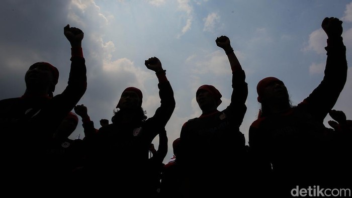 Sejumlah buruh menggelar aksi unjuk rasa di depan Kompleks Parlemen, Jakarta, Kamis (16/4/2026).

Aksi tersebut menjadi bagian dari rangkaian kegiatan menjelang peringatan Hari Buruh Internasional atau May Day yang diperingati setiap 1 Mei.