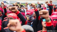 Tuntutan lainnya meliputi pengesahan RUU Perlindungan Pekerja Rumah Tangga, RUU Perampasan Aset, serta turunkan potong tarif ojol menjadi 10 persen. Aksi ini tidak hanya berlangsung di Jakarta, tetapi digelar di berbagai daerah di Indonesia sebagai bentuk konsolidasi menjelang peringatan May Day.