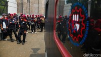 Aksi tersebut menjadi bagian dari rangkaian kegiatan menjelang peringatan Hari Buruh Internasional atau May Day yang diperingati setiap 1 Mei.