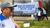 Selain itu, mereka juga mendesak pemerintah untuk menghentikan ancaman pemutusan hubungan kerja yang dipicu kondisi global, termasuk dampak perang dan kebijakan impor.