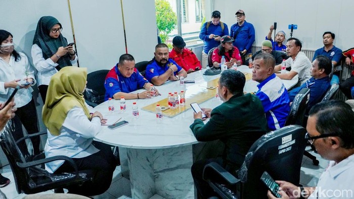 Buruh saat audiensi dengan disnakertrans Karawang